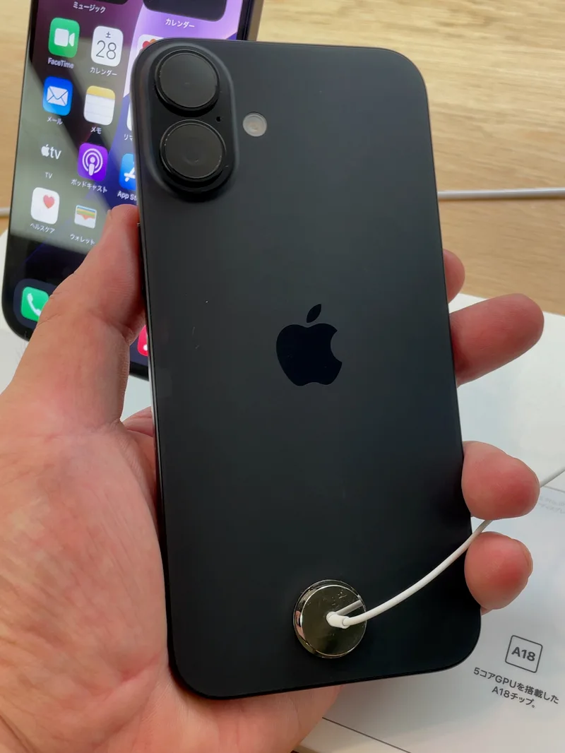 Dos de l'iPhone 16 montrant la disposition verticale du module photo