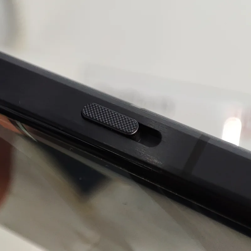 Curseur d'alerte physique sur le côté du OnePlus 13