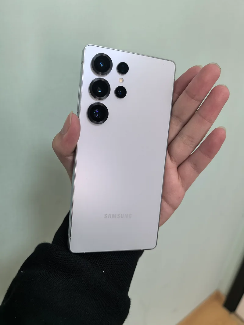 Dos du Samsung Galaxy S25 Ultra tenu en main, avec ses objectifs arrière